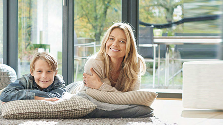 Familie im Wohnzimmer